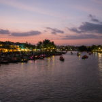 La tombée du jour sur la rivière dans le centre ville d'Hoi An