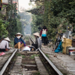 Discussions sur les rails du train d'Hanoï