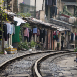 Passage de voies au milieu des habitations (Hanoï)
