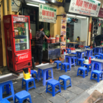 La street food made in Vietnam, avec tables et chaises sur les trottoirs !