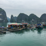 Village de pêcheurs près des montagnes karstiques immergées (Lan Ha Bay)
