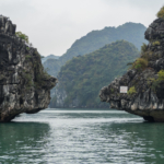 Passage entre deux rochers karstiques (Lan Ha Bay)