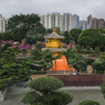 Dans les jardins du couvent de Chi Lin (au nord de Kowloon, Hong Kong)