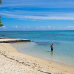 Sky, seul au monde sur la plage (Moorea)