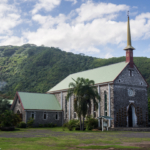 Eglise dans son écrin de verdure sur la route de ceinture (Tahiti)