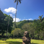 Statue à l'entrée du Marae Arahurahu (Tahiti)