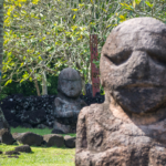 Statues polynésiennes à l'entrée du Marae Arahurahu (Tahiti)