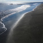 Incroyable sable noir sur la plage de Pointe Venus (Tahiti)