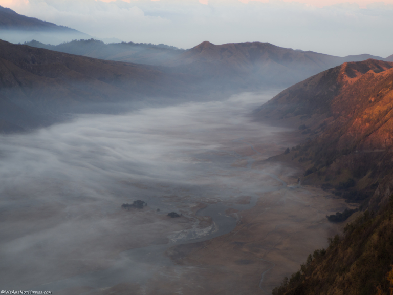  Brume  dans la vall e des volcans  au lever du soleil Java 