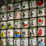 Mur de tonneaux de saké superbement décorés au Meiji-Jingu (Tokyo)
