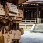 Tablettes porte-bonheur devant le Meiji-Jingu (Tokyo)