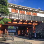 Un joli portique d'entrée dans la pure tradition japonaise (Matsumoto)