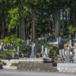 Le cimetière au coeur de la forêt, à l'est de la ville (Takayama)