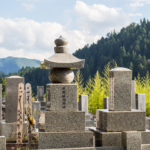 Tombes avec vue sur les montagnes (Takayama)