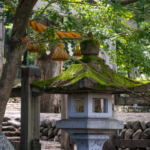 Lanterne à l'entrée du temple (Shirakawago)