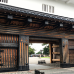 Superbe portique tout en noir et or (Kanazawa Castle)