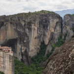 Vue plongeante sur le Monastère Roussanou (Les Météores)
