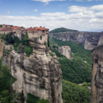 Le Monastère Varlaam au 1er plan, et Roussanou au fond (Les Météores)