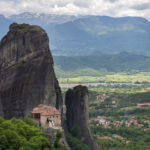 Le monastère Roussanou, surplombant la petite ville de Kastraki (Les Météores)