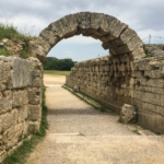 L'entrée du stade (Olympie)
