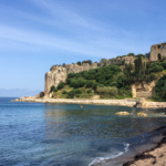 Au pied de la forteresse de Koroni