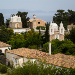 Monastère et églises dans l'enceinte du chateau de Koroni