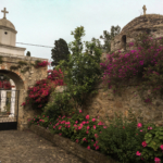 Entrée fleurie de Agia Sophia (Koroni Castle)