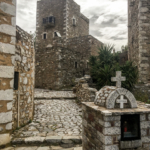 Ruelle mystique dans le village en partie déserté de Vathia