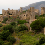 Quelques maisons restaurées (et habitées) se cachent parmi les ruines (Vathia)