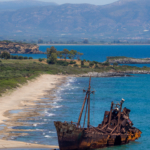 Le navire échoué sur la plage de Valtaki