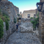 Il ne faut pas être trop épais pour passer dans les ruelles de Monemvasia !
