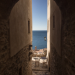 Vue sur la mer au détour d'une ruelle (Monemvasia)