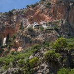 Monastère accroché à la roche sur la route de Nafplio
