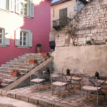 Instant café dans les rues piétonnes de Nafplio