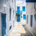 Ruelle typique des cyclades à Plaka (Milos)
