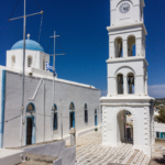 Les églises aux châpeaux bleus d'Adamas (Milos)