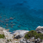 Escaliers dans la roche près de Mourio Beach (Amorgos)