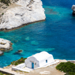 La petite église d'Aghia Anna et ses eaux turquoises (Amorgos)
