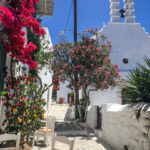 L'apéro, un bougainvillier, une église : La Grèce :)