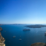 Vue sur Nea Kameni et les bateaux de croisière (Santorin)