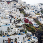 Enchevêtrement d'hôtels à Imerovigli (Santorin)