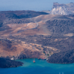 Repaire de pirates dans la baie de Santorin