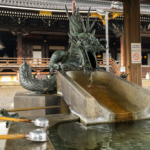 Un dragon veille sur le bassin de purification (Kyoto)