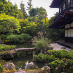Dans les jardns du Pavillon d'Argent (Kyoto)