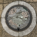 Plutôt classe les plaques d'égout à Osaka !
