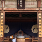 Prière et méditation au Ishibutai Temple (Osaka)