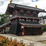 Décor traditionnel dans la zone tout autour du temple Shitenno-ji (Osaka)
