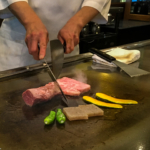 Préparation de wagyu et de boeuf de Kobe, dans un resto à viande d'Osaka